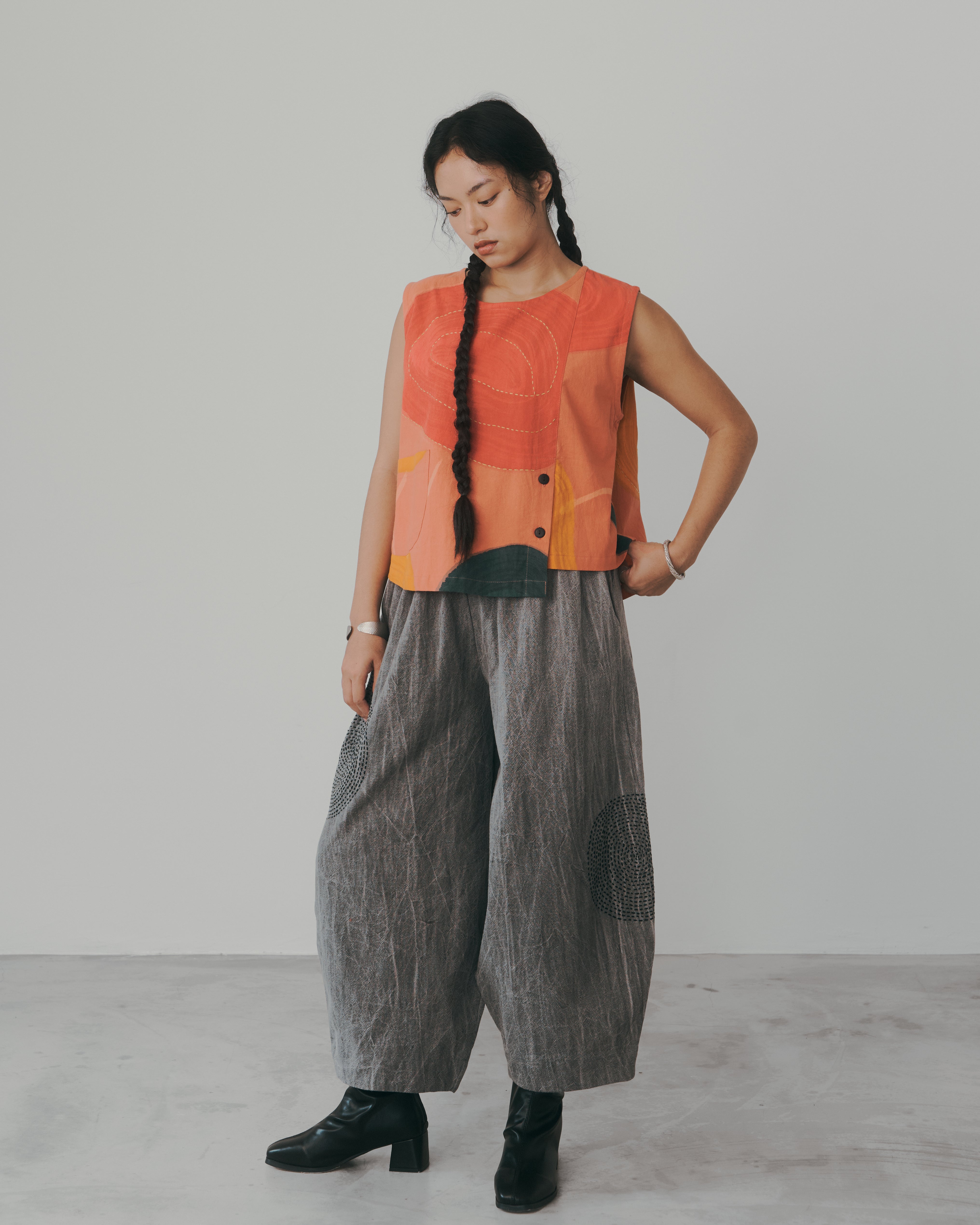 線繡手繪|單口袋兩扣拼接造型無袖背心