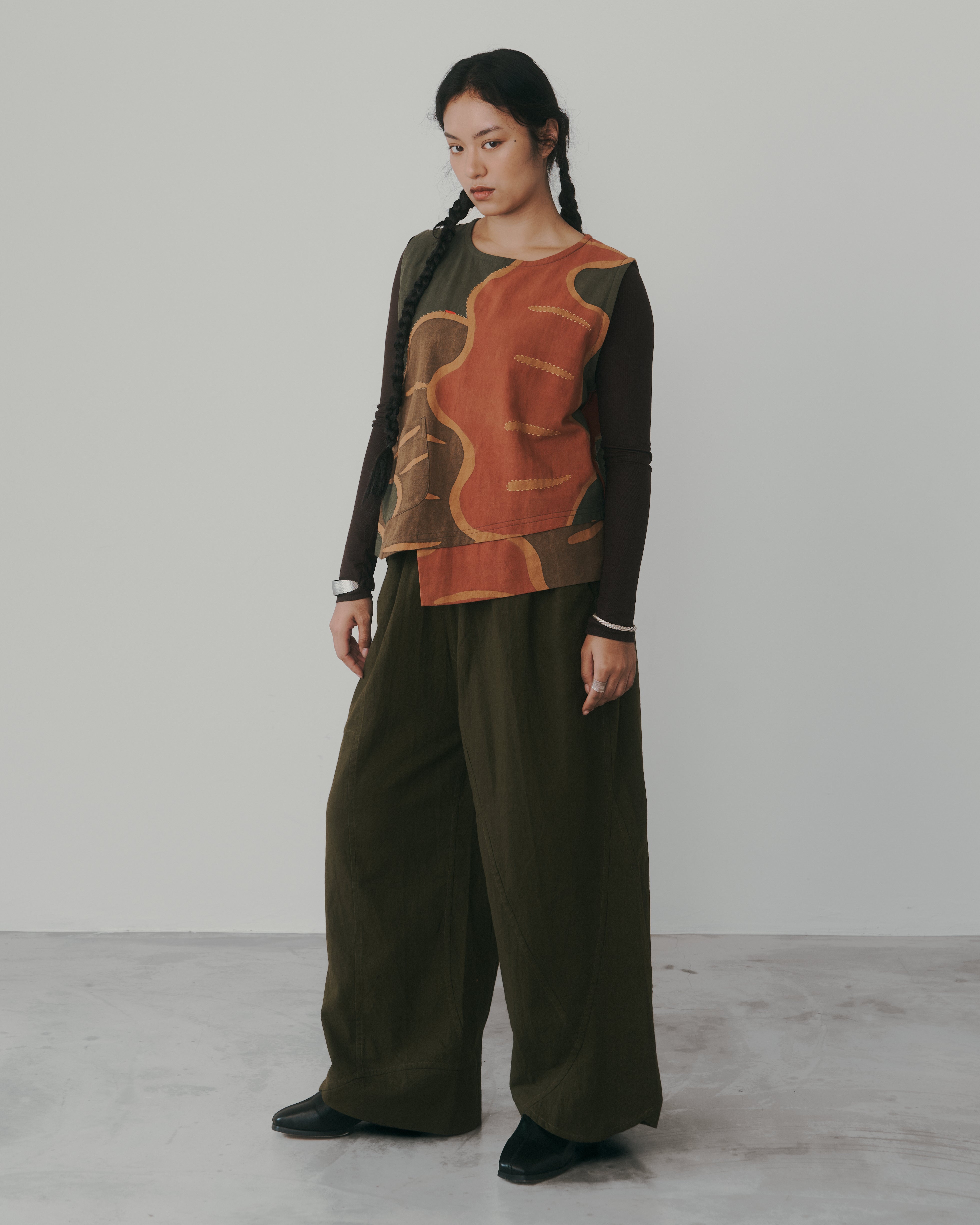 線繡手繪|單口袋拼接造型無袖背心