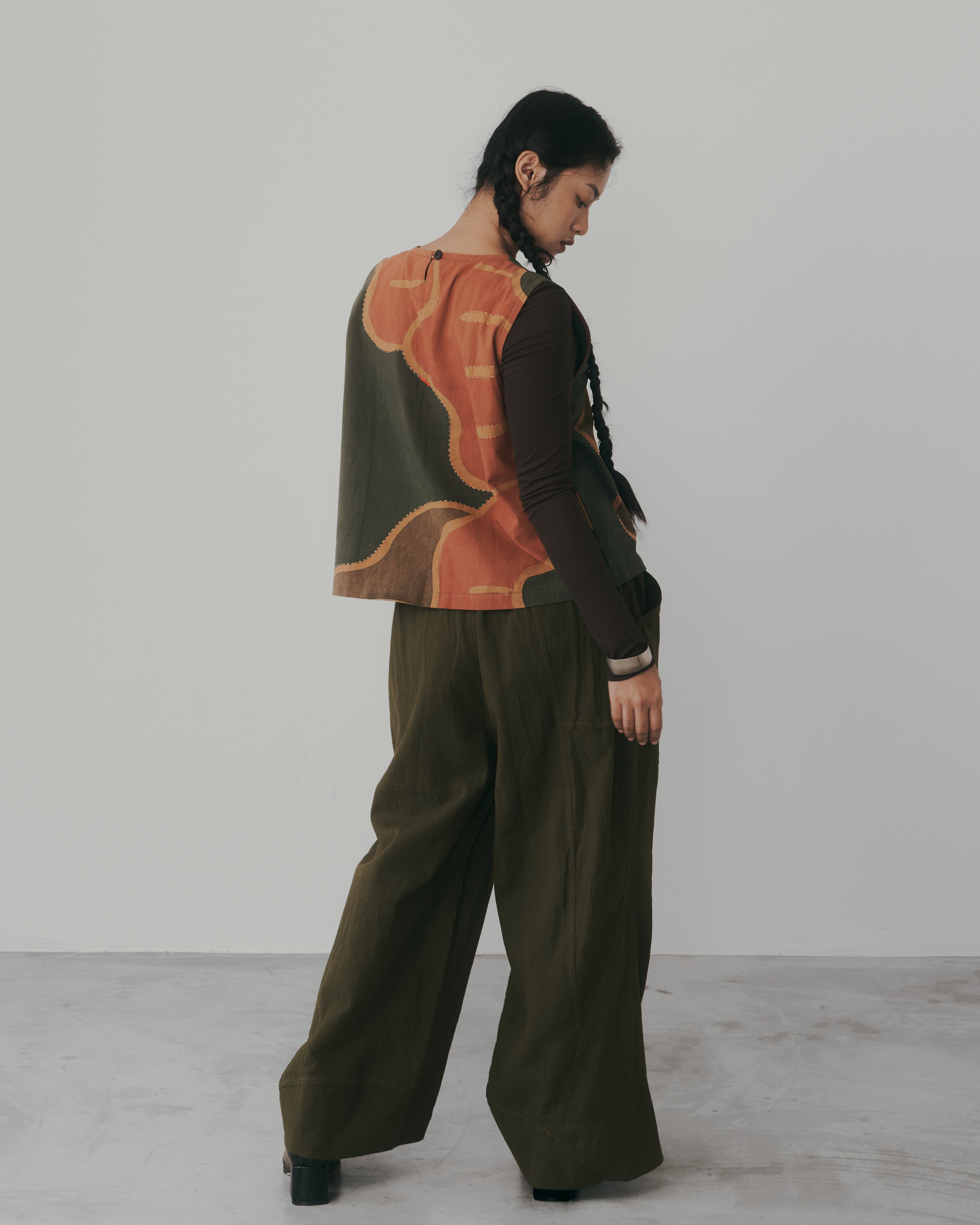 線繡手繪|單口袋拼接造型無袖背心