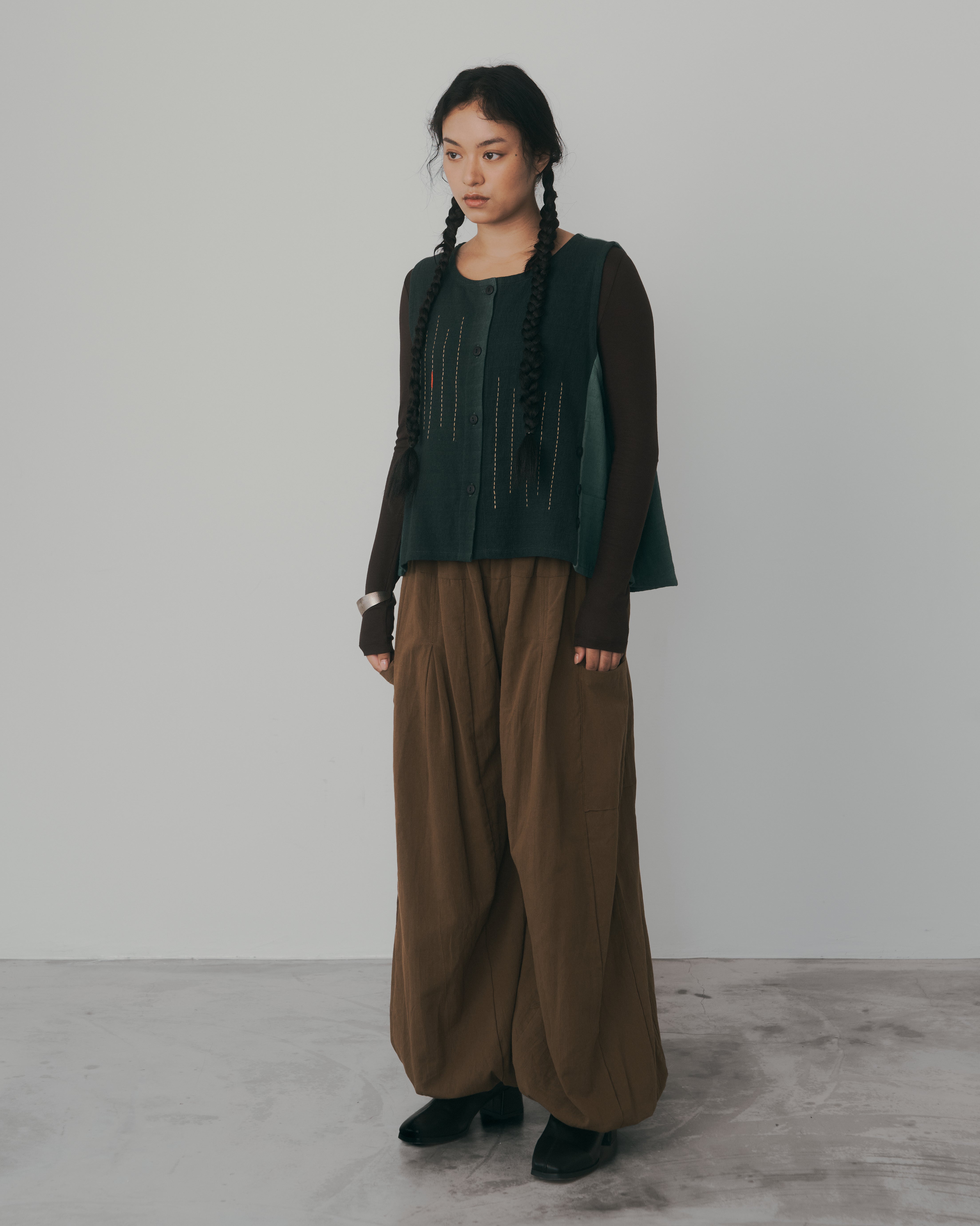 線繡手繪｜排扣造型雙口袋背心