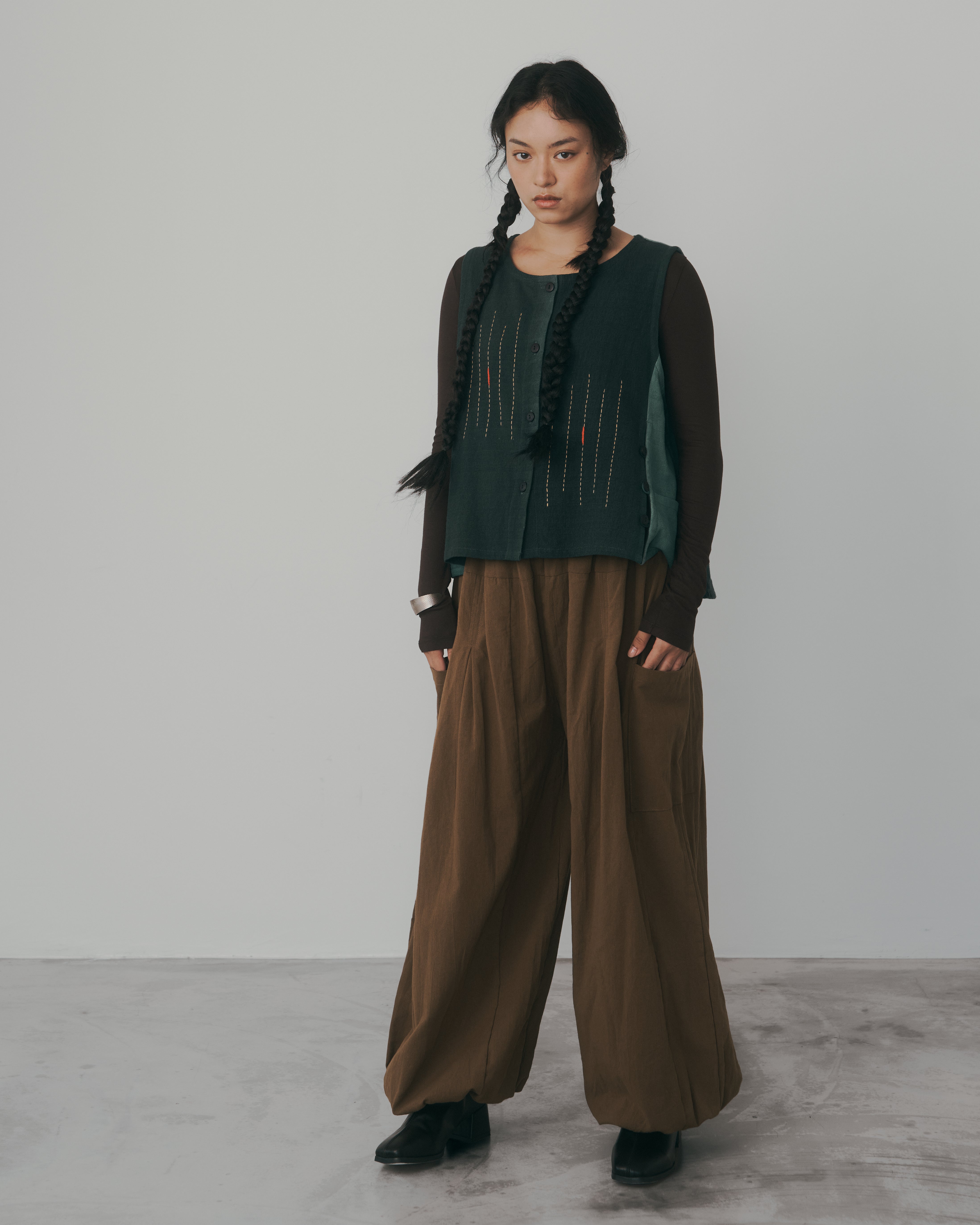 線繡手繪｜排扣造型雙口袋背心