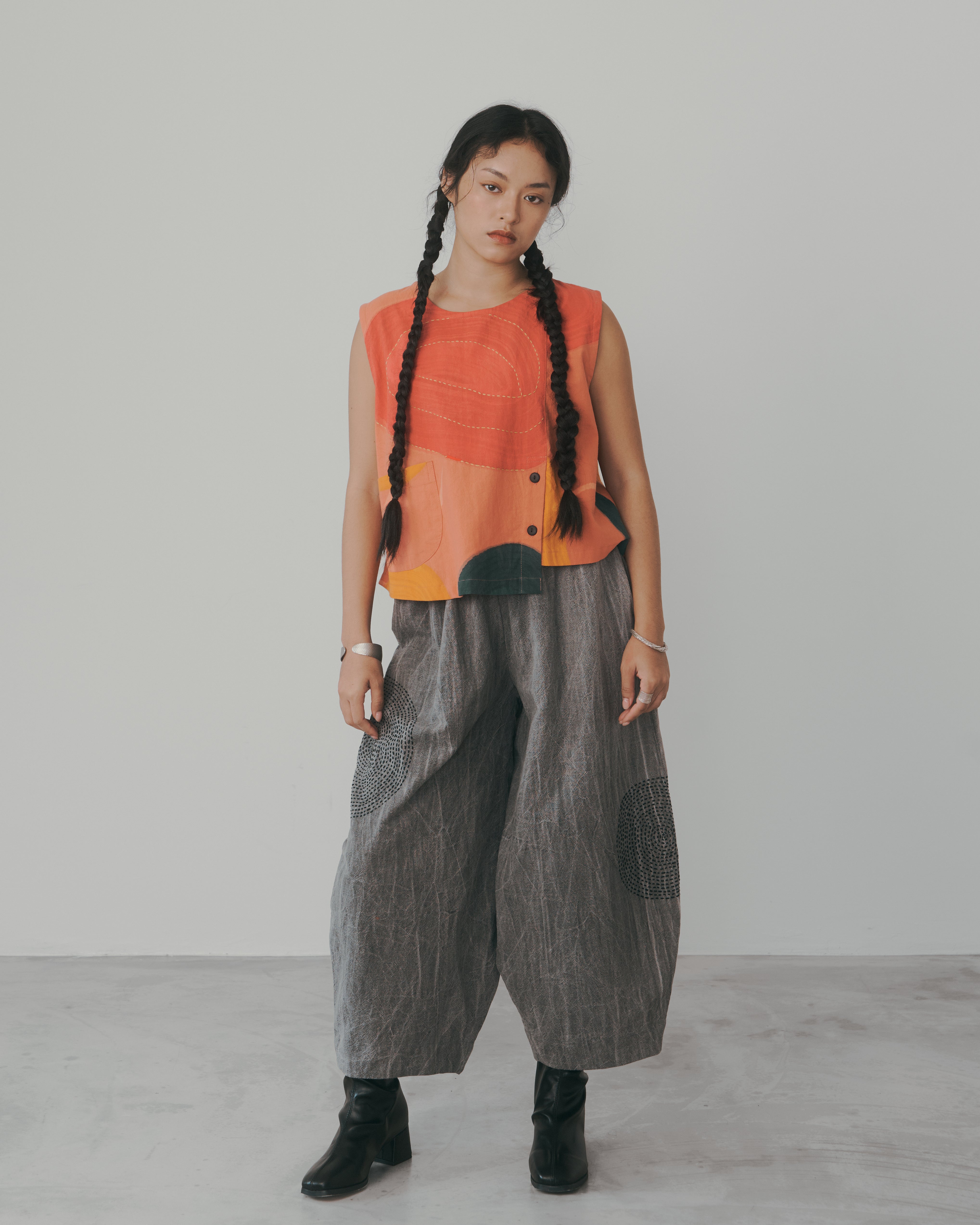 線繡手繪｜單口袋兩扣拼接造型無袖背心