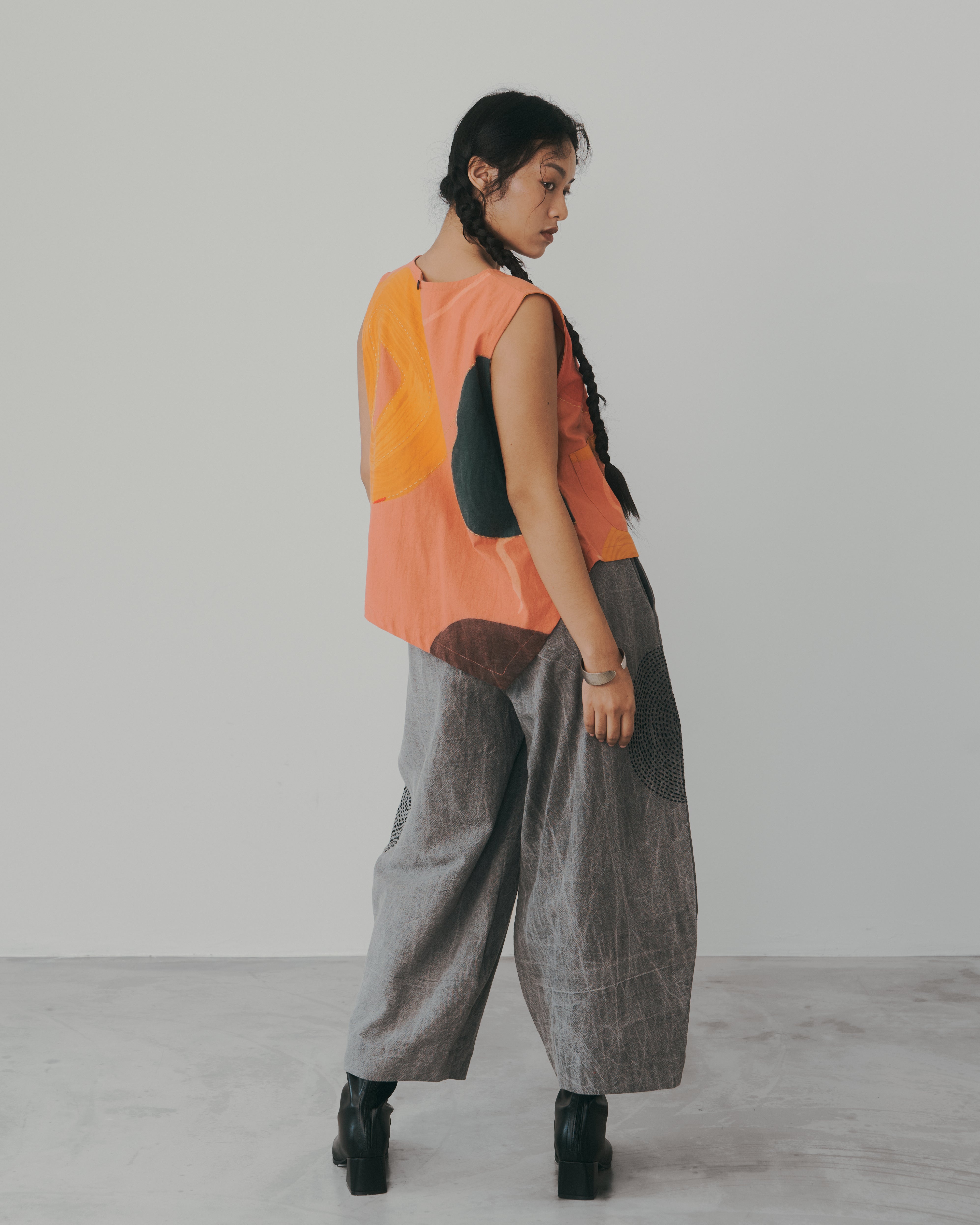 線繡手繪｜單口袋兩扣拼接造型無袖背心